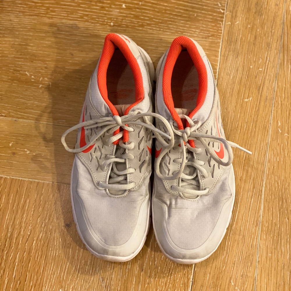 Women’s Nike tennis shoes size 9.5